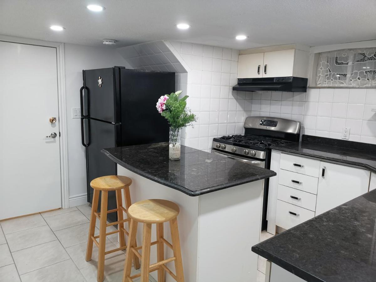 Tidy Private Rooms With Full Kitchen Toronto Exterior foto